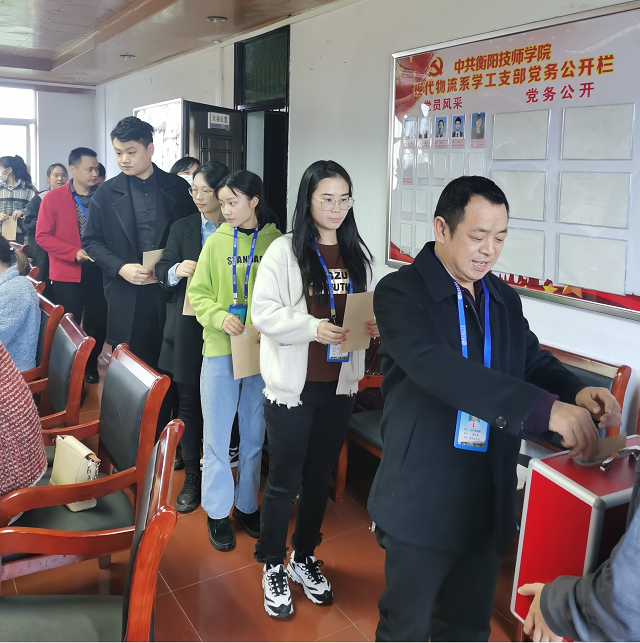 現(xiàn)代物流系：我為群眾辦實事，家長感恩送錦旗